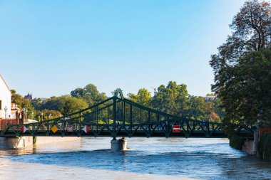 Wroclaw, Polonya - 20 Eylül 2024: Wroclaw 'daki sel durumu, acil durum hazırlıklarını, anıtları koruyan kum torbalarını ve Odra Nehri' nin dramatik yüksek su seviyelerini gösteriyor