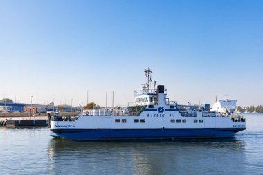 Swinoujscie, Polonya - 21 Eylül 2024: Swinoujscie limanında feribot, balıkçı tekneleri ve askeri gemilerin yer aldığı çeşitli deniz faaliyetleri gösteren çeşitli tekneler