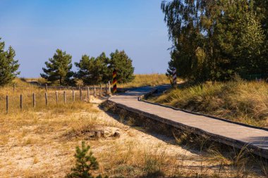 Swinoujscie, Polonya - 21 Eylül 2024: Polonya ile Almanya arasındaki sınır kapısı anıtı, güneşli bir günde Swinoujscie ve Ahlbeck şehirlerini birbirine bağlayan, Avrupa birliğini sembolize eden