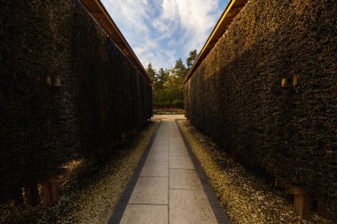 Swinoujscie, Polonya - 21 Eylül 2024: Swinoujscie 'deki etkileyici tuzlu su mezuniyet kuleleri, uçsuz bucaksız mavi gökyüzü altında eşsiz bir tedavi deneyimi ve mimari görüş sunuyor.