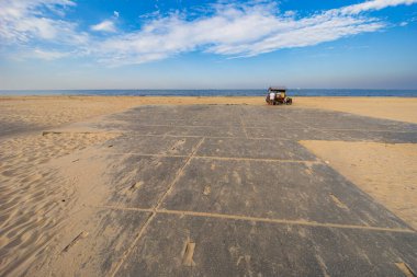 Swinoujscie, Polonya - 21 Eylül 2024: Swinoujscie 'de kumlu bir plaja hoş geldin girişi, bisiklet üzerinde büyüleyici bir kahve noktası, deniz kenarı içecekleri ve rahatlama için mükemmel