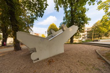 Swinoujscie, Polonya - 21 Eylül 2024: Swinoujscie 'nin Chopin Park' ındaki soyut beton uçak heykelleri, açık bir gökyüzü altında modern sanat ve eğlence alanının eşsiz bir karışımını sunuyor