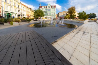 Swinoujscie, Polonya - 21 Eylül 2024: Swinoujscie şehrinin renkli sokakları, canlı binalar, büyüleyici kaldırım yolları ve güneşli bir günde canlı kentsel manzaralar