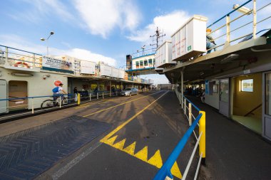 Swinoujscie, Polonya - 21 Eylül 2024: Swinoujscie feribotu Swina nehri boyunca yolcu ve araç taşıyor, güverte faaliyetleri ve kentsel zemin