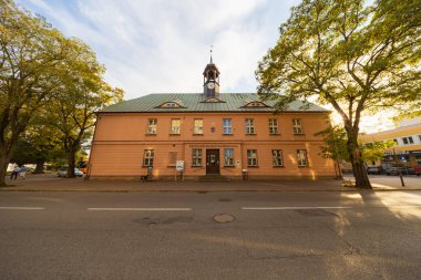 Swinoujscie, Polonya - 21 Eylül 2024: Polonya 'nın Swinoujscie kentindeki Deniz Balıkçılığı Müzesi' nin tarihi binası, büyüleyici bir görünüme sahip ve güneşli bir günde yeşil ağaçlarla çevrili