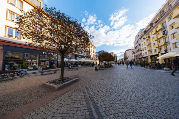 Wroclaw, Polonya - 29 Eylül 2024: Wroclaw 'da Swidnicka Caddesi' nde hareketli, güneşli bir günde tarihi binalar, canlı restoranlar, yayalar ve büyüleyici kaldırımlar