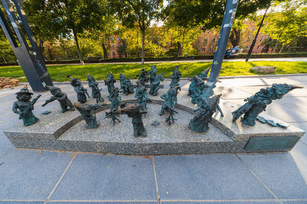 Вроцлав, Польша - 29 сентября 2024 года: Карликовые статуи оркестра музыкантов на площади Свободы во Вроцлаве, очаровательная и популярная общественная художественная инсталляция в солнечный день