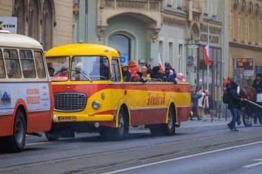 Wroclaw, Polonya - 11 Kasım 2024: Wroclaw 'da Neşeli Bağımsızlık Günü Yürüyüşü, Polonya Bayrakları, Öğrencileri ve 11 Kasım' ı Kutlayan Ailelerle Vatanseverlik Yürüyüşü