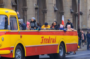 Wroclaw, Polonya - 11 Kasım 2024: Wroclaw 'da Neşeli Bağımsızlık Günü Yürüyüşü, Polonya Bayrakları, Öğrencileri ve 11 Kasım' ı Kutlayan Ailelerle Vatanseverlik Yürüyüşü