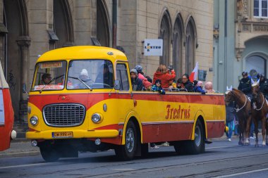 Wroclaw, Polonya - 11 Kasım 2024: Wroclaw 'da Neşeli Bağımsızlık Günü Yürüyüşü, Polonya Bayrakları, Öğrencileri ve 11 Kasım' ı Kutlayan Ailelerle Vatanseverlik Yürüyüşü