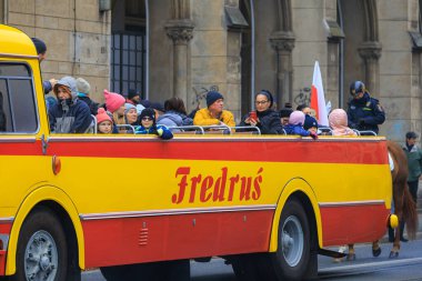 Wroclaw, Polonya - 11 Kasım 2024: Wroclaw 'da Neşeli Bağımsızlık Günü Yürüyüşü, Polonya Bayrakları, Öğrencileri ve 11 Kasım' ı Kutlayan Ailelerle Vatanseverlik Yürüyüşü
