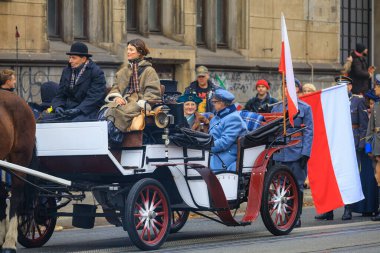 Wroclaw, Polonya - 11 Kasım 2024: Wroclaw 'da Neşeli Bağımsızlık Günü Yürüyüşü, Polonya Bayrakları, Öğrencileri ve 11 Kasım' ı Kutlayan Ailelerle Vatanseverlik Yürüyüşü