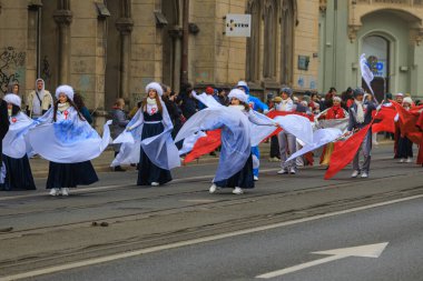 Wroclaw, Polonya - 11 Kasım 2024: Wroclaw 'da Neşeli Bağımsızlık Günü Yürüyüşü, Polonya Bayrakları, Öğrencileri ve 11 Kasım' ı Kutlayan Ailelerle Vatanseverlik Yürüyüşü
