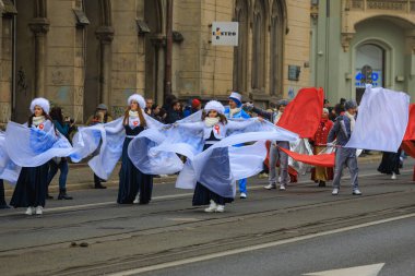 Wroclaw, Polonya - 11 Kasım 2024: Wroclaw 'da Neşeli Bağımsızlık Günü Yürüyüşü, Polonya Bayrakları, Öğrencileri ve 11 Kasım' ı Kutlayan Ailelerle Vatanseverlik Yürüyüşü