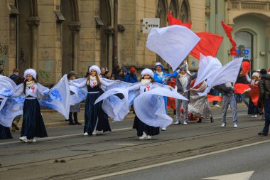 Wroclaw, Polonya - 11 Kasım 2024: Wroclaw 'da Neşeli Bağımsızlık Günü Yürüyüşü, Polonya Bayrakları, Öğrencileri ve 11 Kasım' ı Kutlayan Ailelerle Vatanseverlik Yürüyüşü