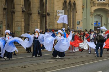Wroclaw, Polonya - 11 Kasım 2024: Wroclaw 'da Neşeli Bağımsızlık Günü Yürüyüşü, Polonya Bayrakları, Öğrencileri ve 11 Kasım' ı Kutlayan Ailelerle Vatanseverlik Yürüyüşü