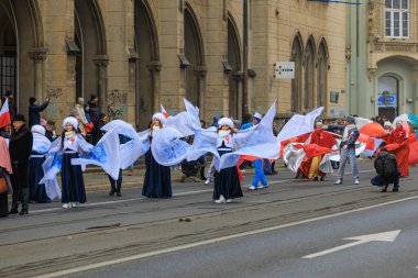 Wroclaw, Polonya - 11 Kasım 2024: Wroclaw 'da Neşeli Bağımsızlık Günü Yürüyüşü, Polonya Bayrakları, Öğrencileri ve 11 Kasım' ı Kutlayan Ailelerle Vatanseverlik Yürüyüşü