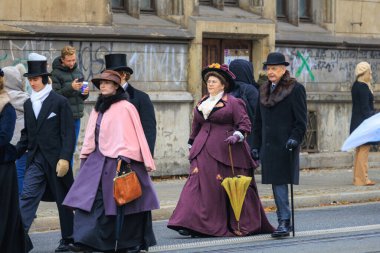 Wroclaw, Polonya - 11 Kasım 2024: Wroclaw 'da Neşeli Bağımsızlık Günü Yürüyüşü, Polonya Bayrakları, Öğrencileri ve 11 Kasım' ı Kutlayan Ailelerle Vatanseverlik Yürüyüşü