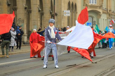 Wroclaw, Polonya - 11 Kasım 2024: Wroclaw 'da Neşeli Bağımsızlık Günü Yürüyüşü, Polonya Bayrakları, Öğrencileri ve 11 Kasım' ı Kutlayan Ailelerle Vatanseverlik Yürüyüşü