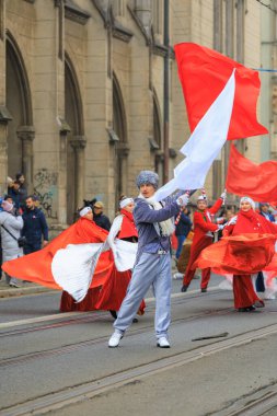 Wroclaw, Polonya - 11 Kasım 2024: Wroclaw 'da Neşeli Bağımsızlık Günü Yürüyüşü, Polonya Bayrakları, Öğrencileri ve 11 Kasım' ı Kutlayan Ailelerle Vatanseverlik Yürüyüşü