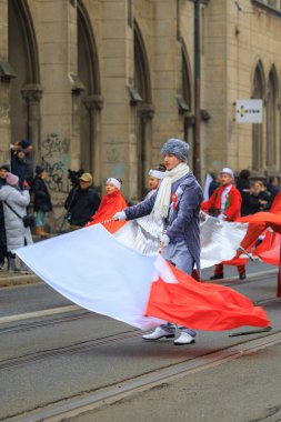 Wroclaw, Polonya - 11 Kasım 2024: Wroclaw 'da Neşeli Bağımsızlık Günü Yürüyüşü, Polonya Bayrakları, Öğrencileri ve 11 Kasım' ı Kutlayan Ailelerle Vatanseverlik Yürüyüşü