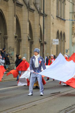 Wroclaw, Polonya - 11 Kasım 2024: Wroclaw 'da Neşeli Bağımsızlık Günü Yürüyüşü, Polonya Bayrakları, Öğrencileri ve 11 Kasım' ı Kutlayan Ailelerle Vatanseverlik Yürüyüşü