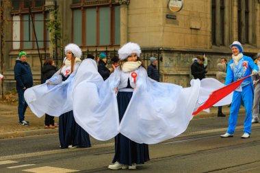 Wroclaw, Polonya - 11 Kasım 2024: Wroclaw 'da Neşeli Bağımsızlık Günü Yürüyüşü, Polonya Bayrakları, Öğrencileri ve 11 Kasım' ı Kutlayan Ailelerle Vatanseverlik Yürüyüşü