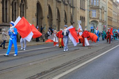Wroclaw, Polonya - 11 Kasım 2024: Wroclaw 'da Neşeli Bağımsızlık Günü Yürüyüşü, Polonya Bayrakları, Öğrencileri ve 11 Kasım' ı Kutlayan Ailelerle Vatanseverlik Yürüyüşü