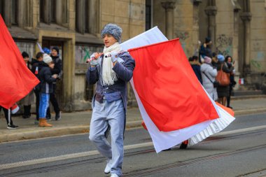 Wroclaw, Polonya - 11 Kasım 2024: Wroclaw 'da Neşeli Bağımsızlık Günü Yürüyüşü, Polonya Bayrakları, Öğrencileri ve 11 Kasım' ı Kutlayan Ailelerle Vatanseverlik Yürüyüşü