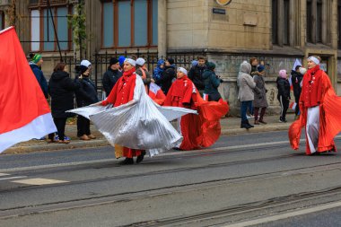 Wroclaw, Polonya - 11 Kasım 2024: Wroclaw 'da Neşeli Bağımsızlık Günü Yürüyüşü, Polonya Bayrakları, Öğrencileri ve 11 Kasım' ı Kutlayan Ailelerle Vatanseverlik Yürüyüşü