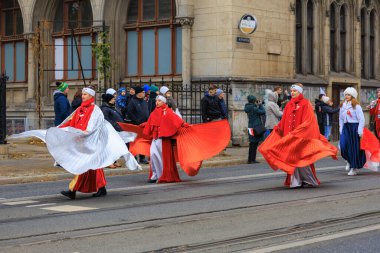 Wroclaw, Polonya - 11 Kasım 2024: Wroclaw 'da Neşeli Bağımsızlık Günü Yürüyüşü, Polonya Bayrakları, Öğrencileri ve 11 Kasım' ı Kutlayan Ailelerle Vatanseverlik Yürüyüşü