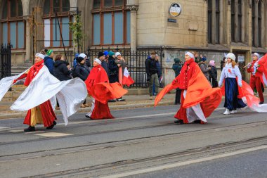 Wroclaw, Polonya - 11 Kasım 2024: Wroclaw 'da Neşeli Bağımsızlık Günü Yürüyüşü, Polonya Bayrakları, Öğrencileri ve 11 Kasım' ı Kutlayan Ailelerle Vatanseverlik Yürüyüşü