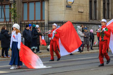 Wroclaw, Polonya - 11 Kasım 2024: Wroclaw 'da Neşeli Bağımsızlık Günü Yürüyüşü, Polonya Bayrakları, Öğrencileri ve 11 Kasım' ı Kutlayan Ailelerle Vatanseverlik Yürüyüşü