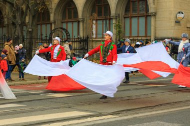 Wroclaw, Polonya - 11 Kasım 2024: Wroclaw 'da Neşeli Bağımsızlık Günü Yürüyüşü, Polonya Bayrakları, Öğrencileri ve 11 Kasım' ı Kutlayan Ailelerle Vatanseverlik Yürüyüşü