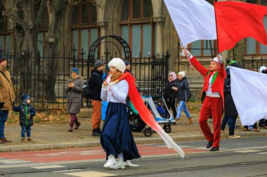 Wroclaw, Polonya - 11 Kasım 2024: Wroclaw 'da Neşeli Bağımsızlık Günü Yürüyüşü, Polonya Bayrakları, Öğrencileri ve 11 Kasım' ı Kutlayan Ailelerle Vatanseverlik Yürüyüşü