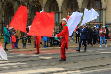 Wroclaw, Polonya - 11 Kasım 2024: Wroclaw 'da Neşeli Bağımsızlık Günü Yürüyüşü, Polonya Bayrakları, Öğrencileri ve 11 Kasım' ı Kutlayan Ailelerle Vatanseverlik Yürüyüşü