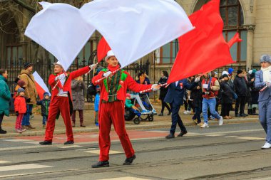 Wroclaw, Polonya - 11 Kasım 2024: Wroclaw 'da Neşeli Bağımsızlık Günü Yürüyüşü, Polonya Bayrakları, Öğrencileri ve 11 Kasım' ı Kutlayan Ailelerle Vatanseverlik Yürüyüşü