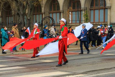 Wroclaw, Polonya - 11 Kasım 2024: Wroclaw 'da Neşeli Bağımsızlık Günü Yürüyüşü, Polonya Bayrakları, Öğrencileri ve 11 Kasım' ı Kutlayan Ailelerle Vatanseverlik Yürüyüşü