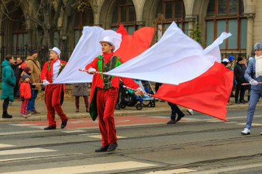 Wroclaw, Polonya - 11 Kasım 2024: Wroclaw 'da Neşeli Bağımsızlık Günü Yürüyüşü, Polonya Bayrakları, Öğrencileri ve 11 Kasım' ı Kutlayan Ailelerle Vatanseverlik Yürüyüşü