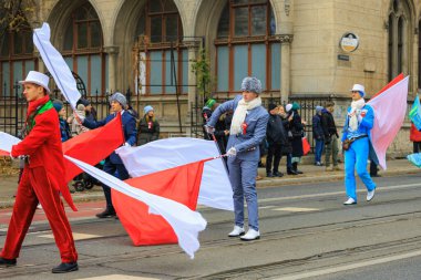 Wroclaw, Polonya - 11 Kasım 2024: Wroclaw 'da Neşeli Bağımsızlık Günü Yürüyüşü, Polonya Bayrakları, Öğrencileri ve 11 Kasım' ı Kutlayan Ailelerle Vatanseverlik Yürüyüşü