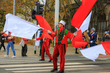 Wroclaw, Polonya - 11 Kasım 2024: Wroclaw 'da Neşeli Bağımsızlık Günü Yürüyüşü, Polonya Bayrakları, Öğrencileri ve 11 Kasım' ı Kutlayan Ailelerle Vatanseverlik Yürüyüşü