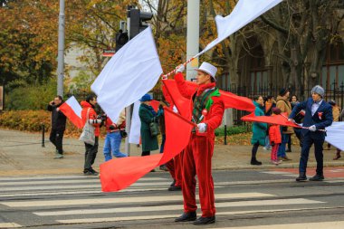 Wroclaw, Polonya - 11 Kasım 2024: Wroclaw 'da Neşeli Bağımsızlık Günü Yürüyüşü, Polonya Bayrakları, Öğrencileri ve 11 Kasım' ı Kutlayan Ailelerle Vatanseverlik Yürüyüşü