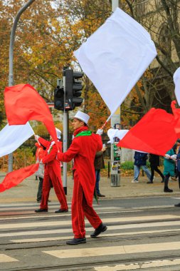 Wroclaw, Polonya - 11 Kasım 2024: Wroclaw 'da Neşeli Bağımsızlık Günü Yürüyüşü, Polonya Bayrakları, Öğrencileri ve 11 Kasım' ı Kutlayan Ailelerle Vatanseverlik Yürüyüşü