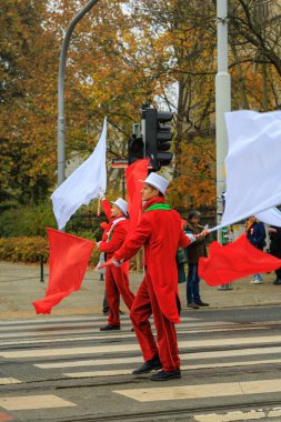 Wroclaw, Polonya - 11 Kasım 2024: Wroclaw 'da Neşeli Bağımsızlık Günü Yürüyüşü, Polonya Bayrakları, Öğrencileri ve 11 Kasım' ı Kutlayan Ailelerle Vatanseverlik Yürüyüşü