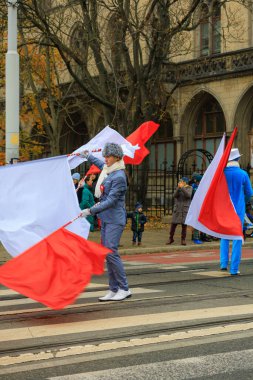 Wroclaw, Polonya - 11 Kasım 2024: Wroclaw 'da Neşeli Bağımsızlık Günü Yürüyüşü, Polonya Bayrakları, Öğrencileri ve 11 Kasım' ı Kutlayan Ailelerle Vatanseverlik Yürüyüşü