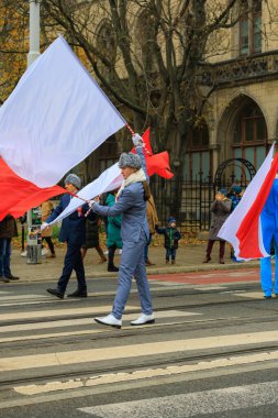 Wroclaw, Polonya - 11 Kasım 2024: Wroclaw 'da Neşeli Bağımsızlık Günü Yürüyüşü, Polonya Bayrakları, Öğrencileri ve 11 Kasım' ı Kutlayan Ailelerle Vatanseverlik Yürüyüşü