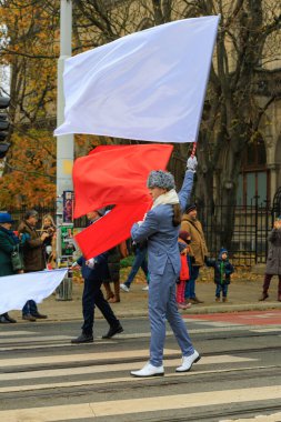 Wroclaw, Polonya - 11 Kasım 2024: Wroclaw 'da Neşeli Bağımsızlık Günü Yürüyüşü, Polonya Bayrakları, Öğrencileri ve 11 Kasım' ı Kutlayan Ailelerle Vatanseverlik Yürüyüşü
