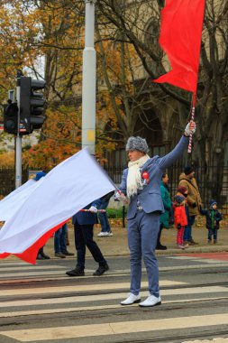 Wroclaw, Polonya - 11 Kasım 2024: Wroclaw 'da Neşeli Bağımsızlık Günü Yürüyüşü, Polonya Bayrakları, Öğrencileri ve 11 Kasım' ı Kutlayan Ailelerle Vatanseverlik Yürüyüşü