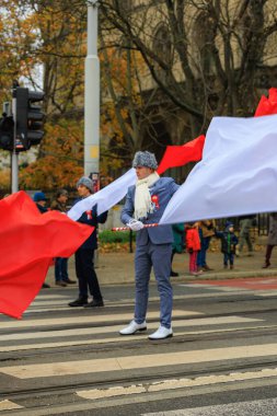 Wroclaw, Polonya - 11 Kasım 2024: Wroclaw 'da Neşeli Bağımsızlık Günü Yürüyüşü, Polonya Bayrakları, Öğrencileri ve 11 Kasım' ı Kutlayan Ailelerle Vatanseverlik Yürüyüşü