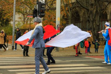Wroclaw, Polonya - 11 Kasım 2024: Wroclaw 'da Neşeli Bağımsızlık Günü Yürüyüşü, Polonya Bayrakları, Öğrencileri ve 11 Kasım' ı Kutlayan Ailelerle Vatanseverlik Yürüyüşü